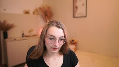 Snapshot of sophielux18 chatting on 05/23/26, 12:31 Emma online show from 05/23/26, 12:31
