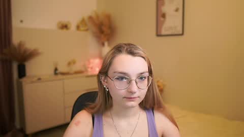Snapshot of sophielux18 chatting on 05/28/26, 01:19 Emma online show from 05/28/26, 01:19