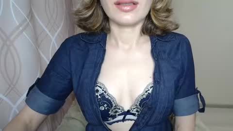 Snapshot of sophiemisss chatting on 10/16/25, 10:16 Sophiemisss online show from 10/16/25, 10:16