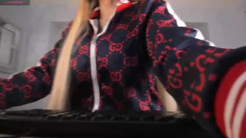 Snapshot of sophiepalmerx chatting on 02/18/25, 01:55 Sophie Palmer online show from 02/18/25, 01:55