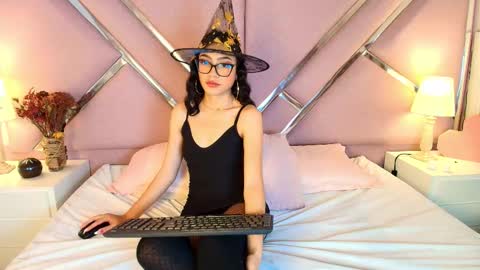 Snapshot of sophievelle chatting on 10/10/25, 01:10 sophievelle online show from 10/10/25, 01:10