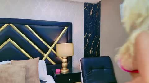 Snapshot of sophiewinslow chatting on 04/19/26, 12:04 SophieWinslow online show from 04/19/26, 12:04
