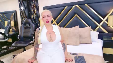 Snapshot of sophiewinslow chatting on 05/01/26, 12:10 SophieWinslow online show from 05/01/26, 12:10