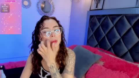 Snapshot of sophiia_gomezz_ chatting on 01/06/25, 02:03 sophi online show from 01/06/25, 02:03