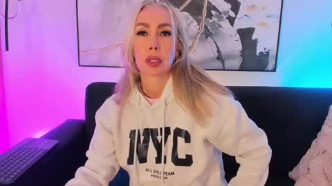 Snapshot of sophimariin chatting on 03/05/26, 11:06 Sophi online show from 03/05/26, 11:06