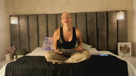 Snapshot of sophimariin chatting on 05/11/26, 11:27 Sophi online show from 05/11/26, 11:27
