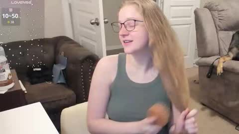 Snapshot of southerbunny chatting on 12/17/25, 09:59 Bunnydathug online show from 12/17/25, 09:59