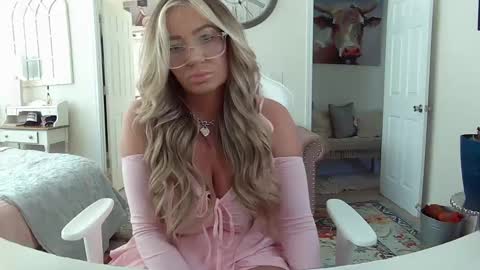 Snapshot of southernbarbii chatting on 02/14/25, 03:58 Your Barbii online show from 02/14/25, 03:58