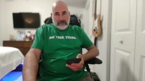 Snapshot of soyelpoti79 chatting on 12/30/24, 01:26 WhiteWolfFL online show from 12/30/24, 01:26