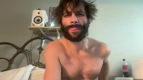 Snapshot of spacecase843 chatting on 01/19/25, 04:46 TrndSettrz online show from 01/19/25, 04:46