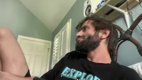 Snapshot of spacecase843 chatting on 01/25/25, 04:35 TrndSettrz online show from 01/25/25, 04:35