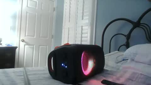 Snapshot of spacecase843 chatting on 02/09/25, 01:55 TrndSettrz online show from 02/09/25, 01:55