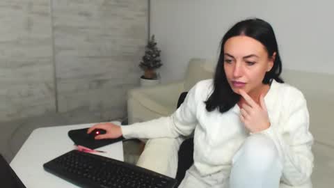 Snapshot of spicemint chatting on 12/12/24, 06:21 Carla online show from 12/12/24, 06:21
