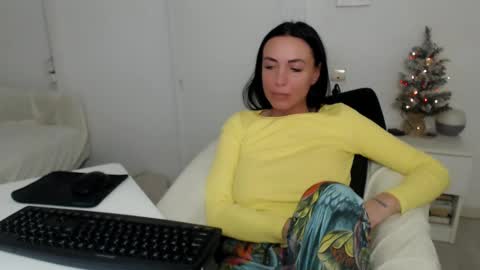 Snapshot of spicemint chatting on 12/22/24, 08:58 Carla online show from 12/22/24, 08:58
