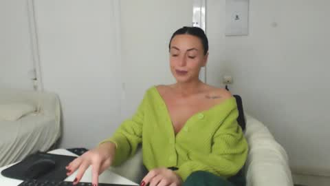 Snapshot of spicemint chatting on 01/21/25, 07:06 Carla online show from 01/21/25, 07:06