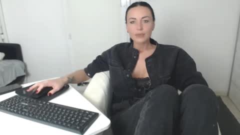 Snapshot of spicemint chatting on 01/25/25, 04:46 Carla online show from 01/25/25, 04:46