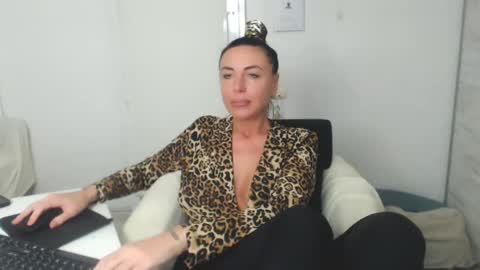 Snapshot of spicemint chatting on 02/18/25, 04:26 Carla online show from 02/18/25, 04:26