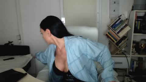 Snapshot of spicemint chatting on 10/15/25, 04:07 Carla online show from 10/15/25, 04:07