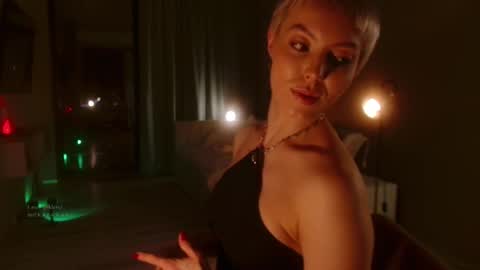 Snapshot of spiklencii chatting on 11/19/25, 05:13 Elizabeth online show from 11/19/25, 05:13