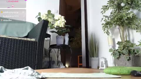 Snapshot of squirtmanica chatting on 01/17/25, 06:04 Monica online show from 01/17/25, 06:04