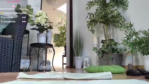 Snapshot of squirtmanica chatting on 02/16/25, 10:32 Monica online show from 02/16/25, 10:32