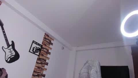 Snapshot of srta_fox chatting on 02/05/25, 01:44 Srta. Fox online show from 02/05/25, 01:44