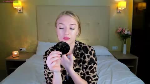 Snapshot of stacy_riiver chatting on 11/14/25, 09:30 Stacy Mon Tue Wed Thu Fri Sun GMT GMT 3 1000am - 0400pm online show from 11/14/25, 09:30