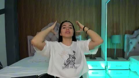 Snapshot of starbutterflyy_ chatting on 11/04/25, 04:00 STAR online show from 11/04/25, 04:00