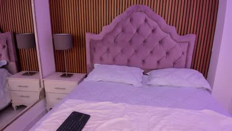 Snapshot of starbutterflyy_ chatting on 11/23/25, 04:12 STAR online show from 11/23/25, 04:12