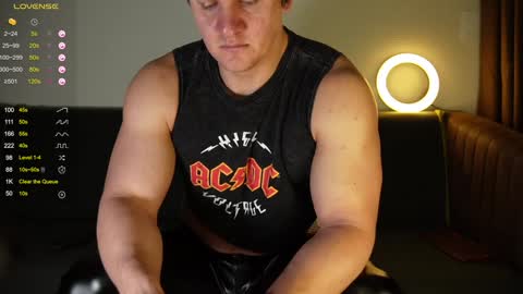 Snapshot of steevemuscle chatting on 12/31/24, 02:29 Steeve online show from 12/31/24, 02:29