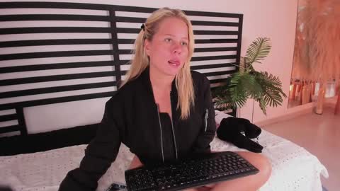 Stefanny   online show from 12/02/24, 04:20