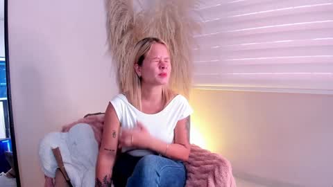 Stefanny   online show from 01/01/25, 11:49