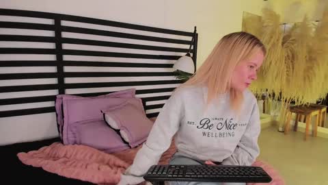 Stefanny   online show from 01/07/25, 12:20