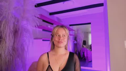 Stefanny   online show from 02/26/25, 12:03