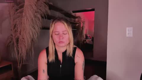 Stefanny   online show from 03/11/25, 12:17