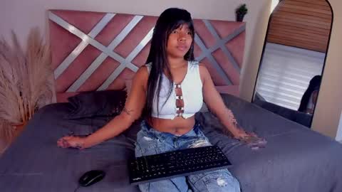 Stefanny  online show from 04/08/26, 01:00