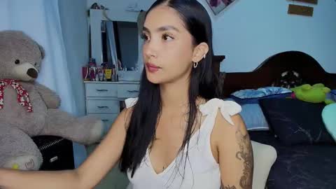 Im MiaIts my first day here  online show from 10/08/25, 12:19
