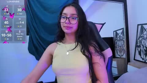 Stefanny lopez online show from 11/18/25, 11:25