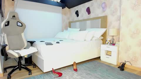 Snapshot of stefi_alizon chatting on 10/29/25, 01:19 Zuly online show from 10/29/25, 01:19