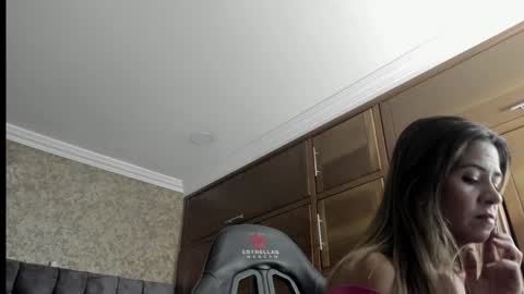 Snapshot of stella_xue chatting on 01/04/25, 07:55 Estella online show from 01/04/25, 07:55