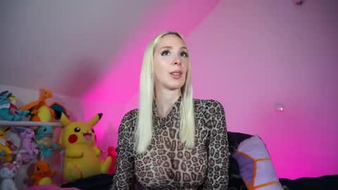Snapshot of stellacinderella chatting on 10/19/25, 01:23 StellaCinderella online show from 10/19/25, 01:23