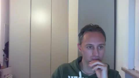 Snapshot of sten015 chatting on 11/24/25, 04:51 sten015 online show from 11/24/25, 04:51