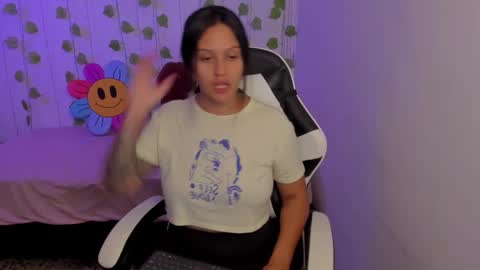 Snapshot of stephanie_ross_ chatting on 02/02/25, 11:53 Stephanie online show from 02/02/25, 11:53