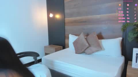 Snapshot of stephanya_ chatting on 10/31/25, 07:48 S T E P H A N Y A online show from 10/31/25, 07:48