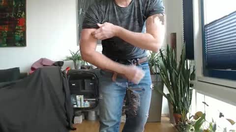 Snapshot of steveo_85 chatting on 02/22/25, 01:35 white beef online show from 02/22/25, 01:35