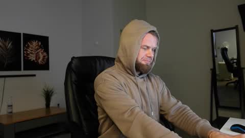 Snapshot of stewart_benzo chatting on 12/20/25, 08:43 Stewart Barnz online show from 12/20/25, 08:43