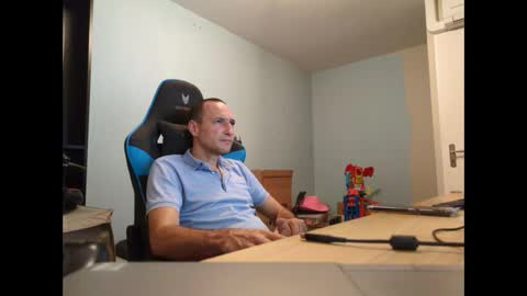 Snapshot of stickolive1 chatting on 09/21/25, 09:05 stickolive1 online show from 09/21/25, 09:05