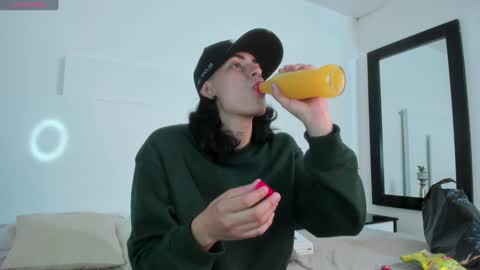 stivenbenet1 online show from 12/27/24, 08:18