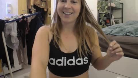 Snapshot of story_of_sarah chatting on 11/11/25, 08:42 Sarah online show from 11/11/25, 08:42