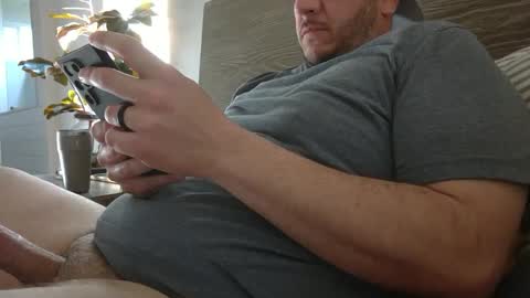 Snapshot of str8neighbordad chatting on 02/26/25, 04:56 Masked man online show from 02/26/25, 04:56